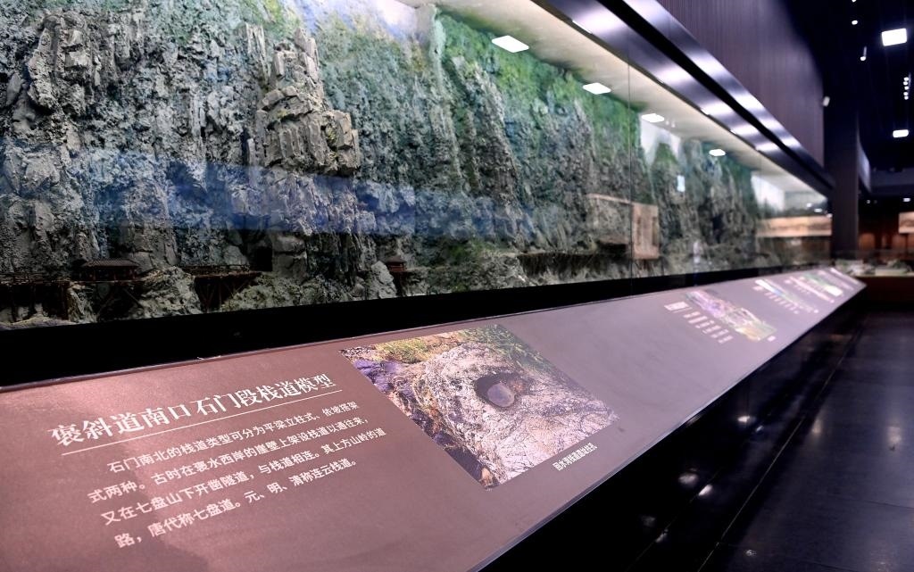 近日拍攝的陜西省漢中市博物館褒斜古棧道陳列室。新華社記者 劉瀟 攝