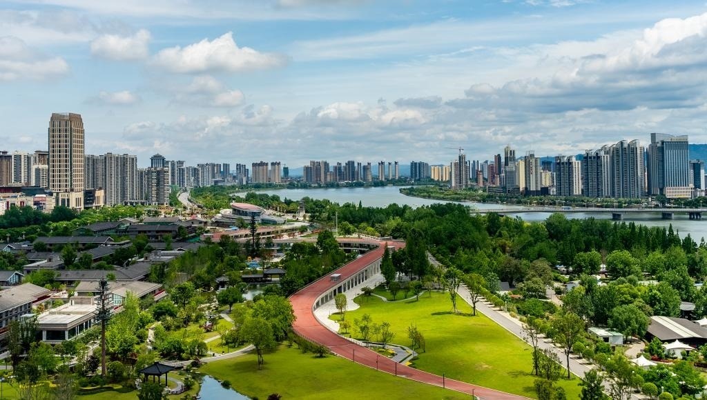 4月30日拍攝的天漢濕地公園景色。新華社發(fā)（李偉 攝）