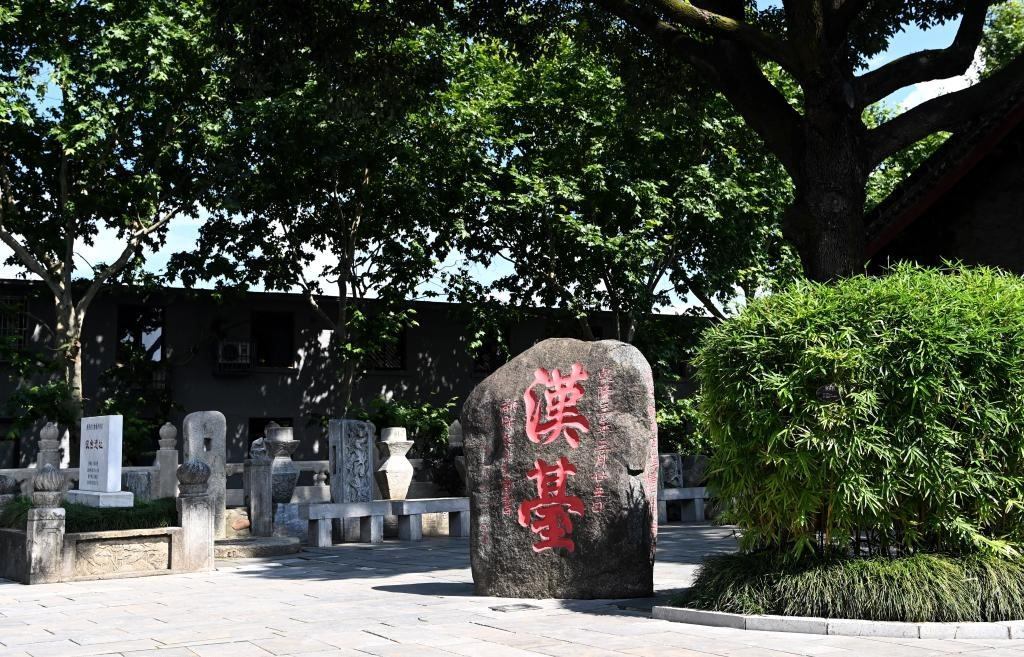 近日拍攝的陜西省漢中市博物館內(nèi)的“漢臺(tái)”石碑。新華社記者 劉瀟 攝