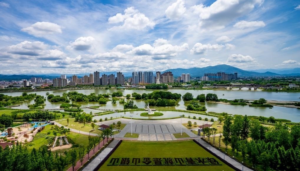 4月30日拍攝的天漢濕地公園景色。新華社發(fā)（李偉 攝）