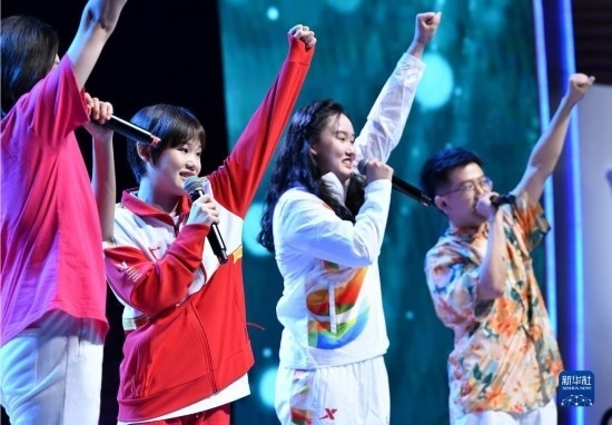 7月29日，中國運動員張家齊（左二）在聯(lián)歡會現(xiàn)場演唱。新華社記者 張端 攝