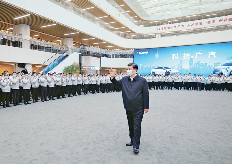 2023年4月10日至13日，中共中央總書記、國家主席、中央軍委主席習(xí)近平在廣東考察。這是12日下午，習(xí)近平在廣汽研究院向職工們揮手致意。 新華社記者 鞠鵬/攝