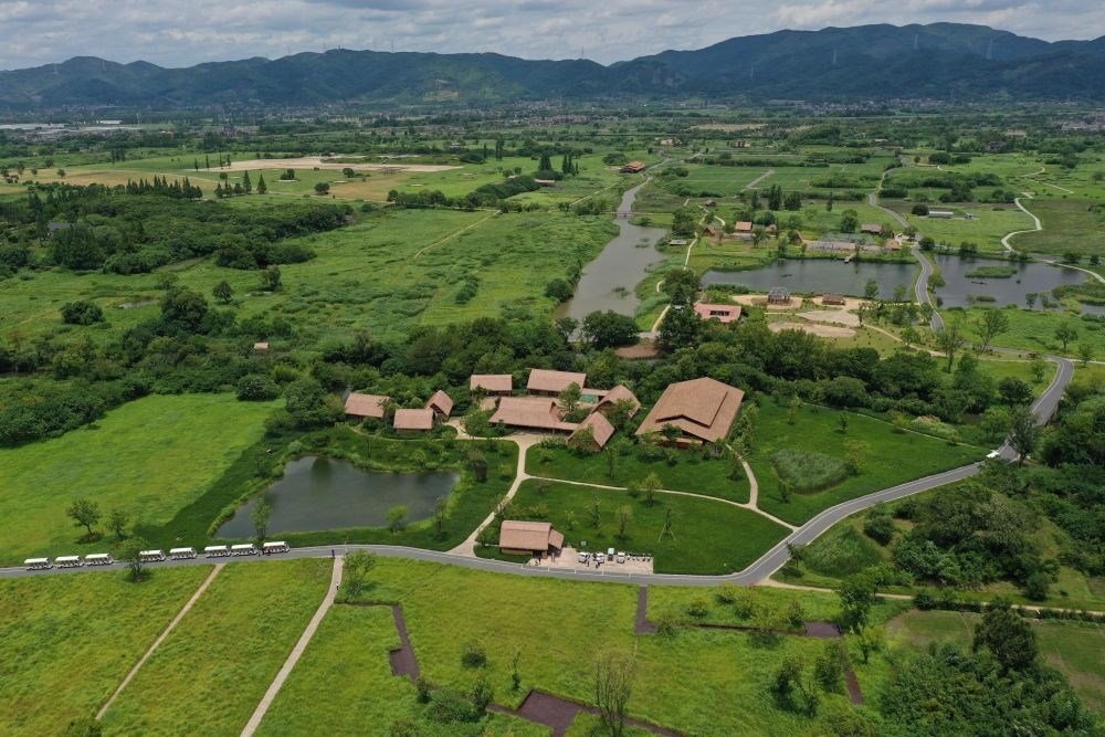這是在浙江省杭州市余杭區(qū)拍攝的良渚古城遺址公園（2022年7月6日攝，無人機(jī)照片）。新華社記者 黃宗治 攝