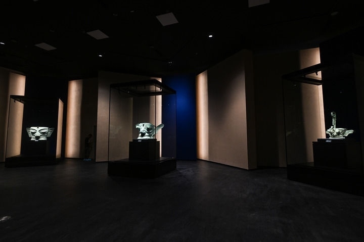 7月26日在三星堆博物館新館拍攝的展品。新華社記者 王曦 攝