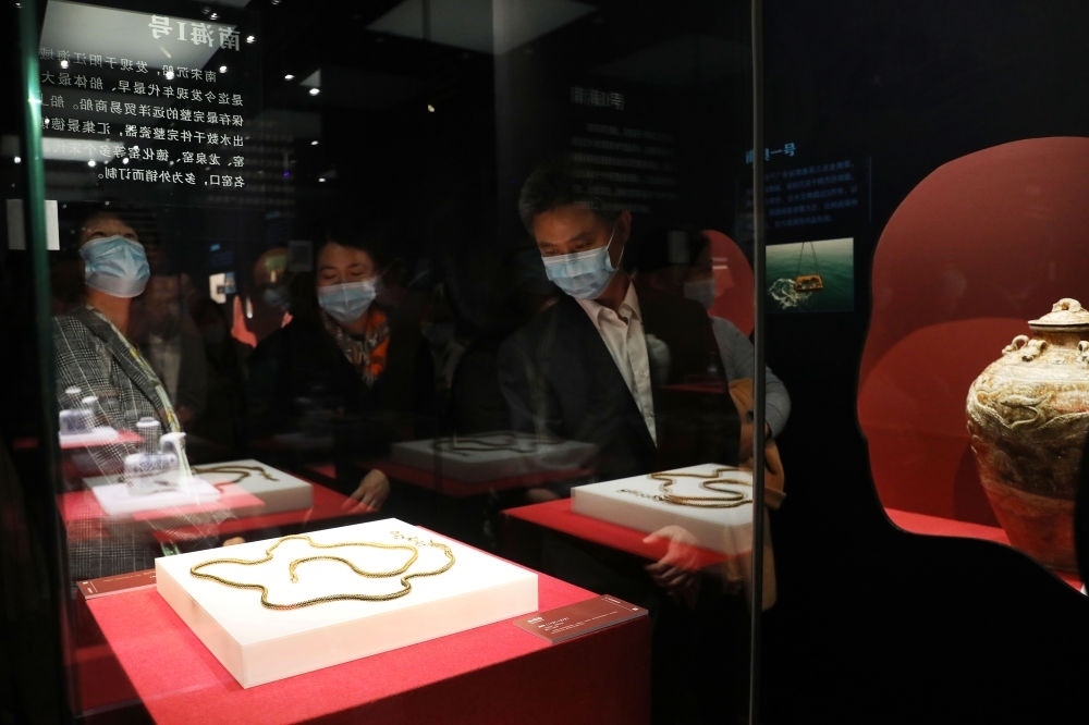 參觀者在上海臨港新城的中國航海博物館航海文物展上的“南海一號(hào)”出水的宋代金項(xiàng)飾展柜前駐足觀看（2020年12月28日攝）。新華社記者 方喆 攝