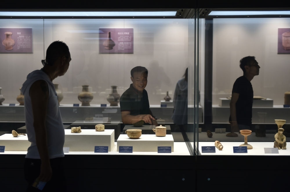 游人在廣西合浦縣漢代文化博物館內(nèi)參觀（2019年5月24日攝）。新華社記者 魯鵬 攝