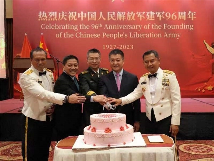 圖為陸慷大使與印尼貴賓共切生日蛋糕。中國駐印度尼西亞使館供圖
