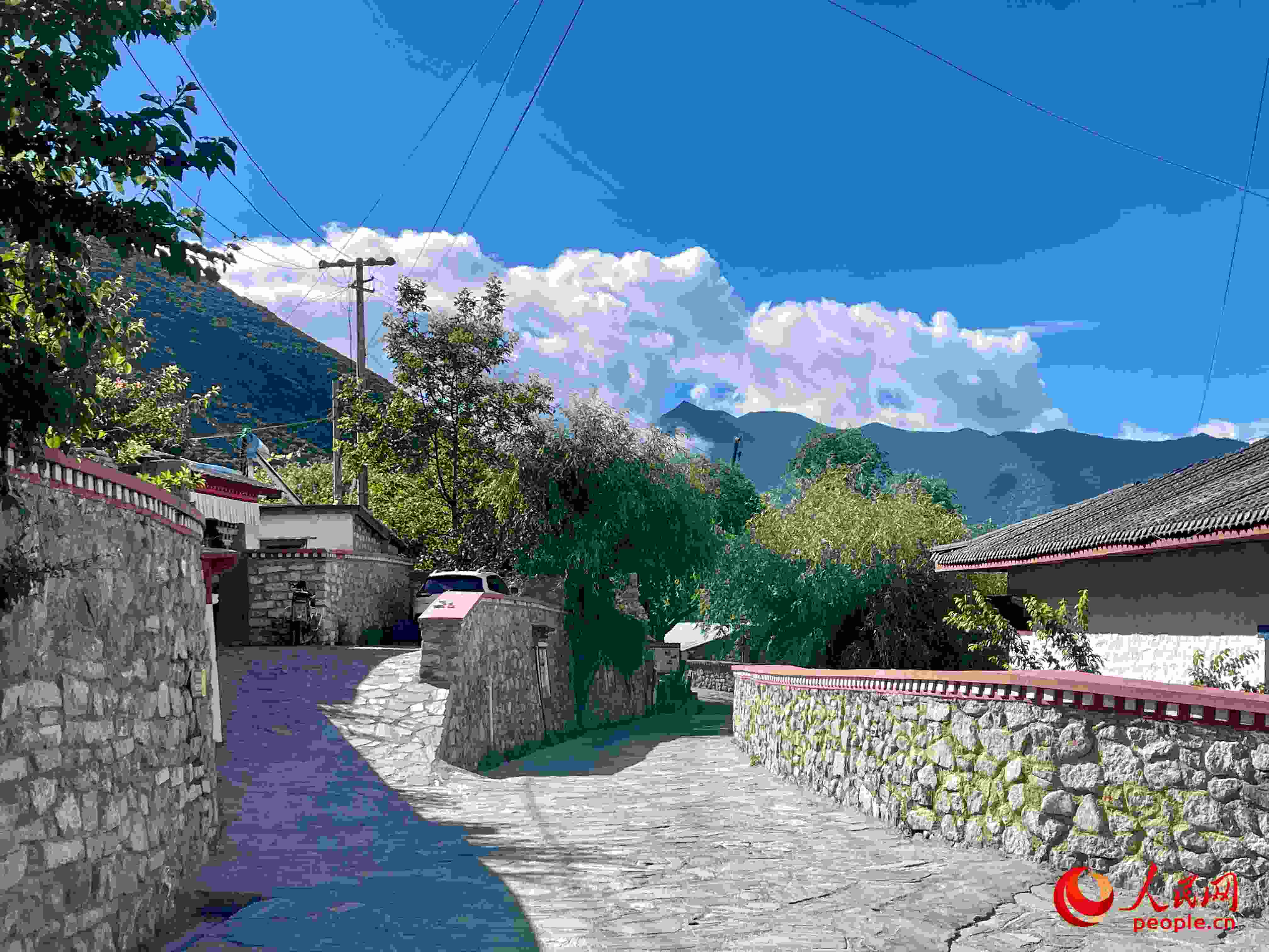 嘎拉村的村貌。人民網(wǎng) 周靜圓攝