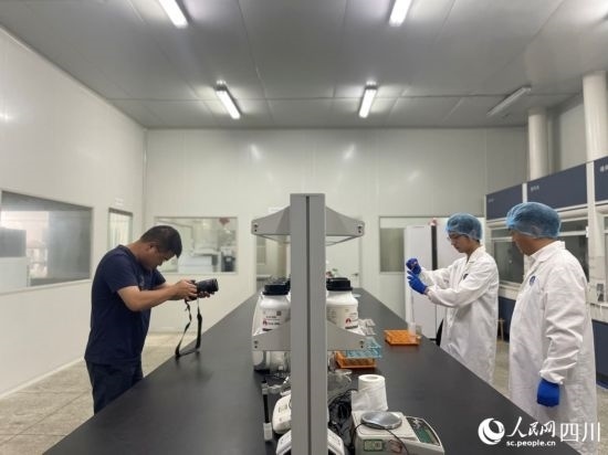 記者在位于成都市大邑縣的海光食品有限公司進(jìn)行采訪。人民網(wǎng)記者 何旭攝