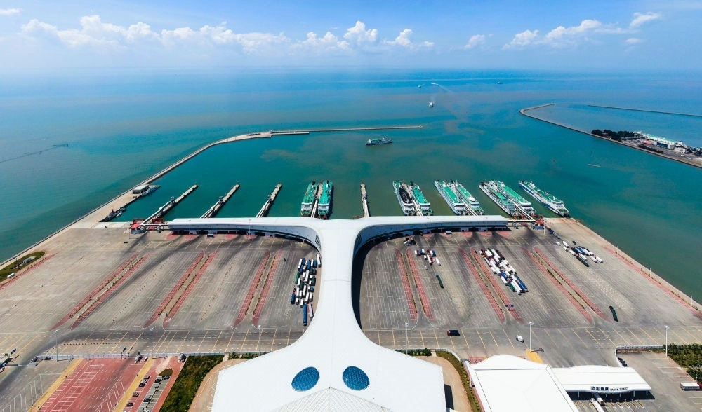 廣東省湛江市徐聞港風(fēng)光（2023年5月26日攝，無(wú)人機(jī)照片）。徐聞港是瓊州海峽北岸最主要的客貨運(yùn)輸港口，是連接粵港澳大灣區(qū)與海南自由貿(mào)易港的重要港口。新華社記者 鄧華 攝