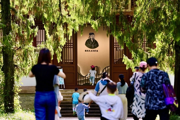 游客參觀位于福建武夷山朱熹園的武夷精舍（2022年6月6日攝）。新華社記者 姜克紅 攝