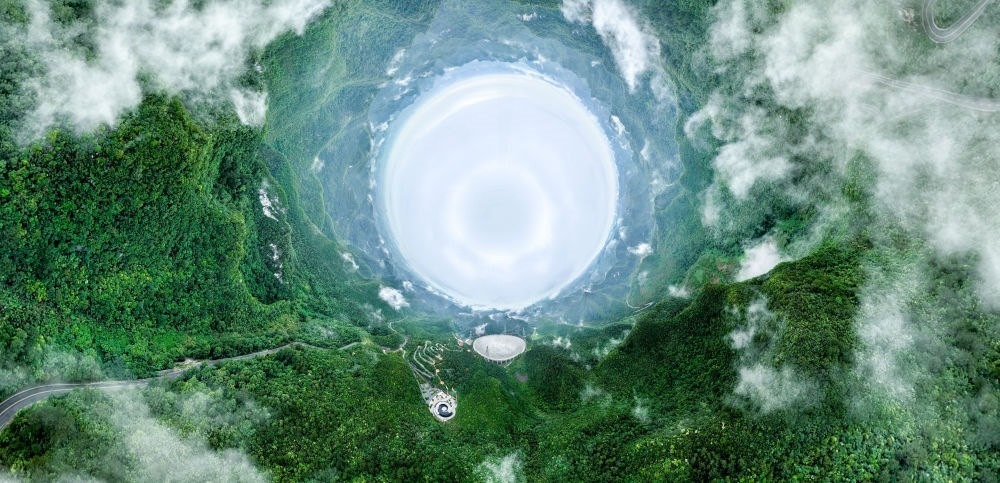 6月22日拍攝的“中國(guó)天眼”全景（維護(hù)保養(yǎng)期間拍攝，無(wú)人機(jī)全景拼接照片）。新華社記者 歐東衢 攝