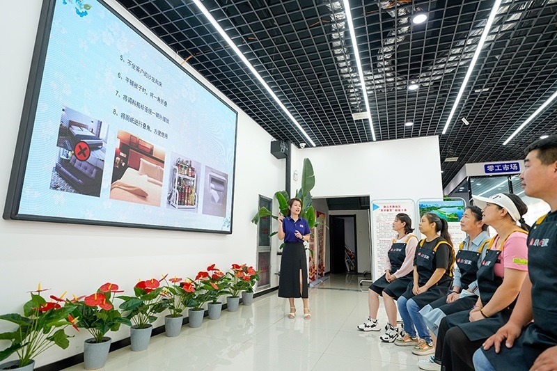 2023年7月2日，河北省唐山市路南區(qū)初心家園零工市場服務(wù)站的工作人員在對求職者進行家政技能培訓(xùn)。