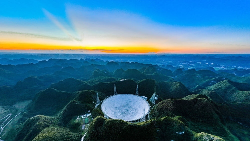 2022年7月21日，霞光中的“中國(guó)天眼”（維護(hù)保養(yǎng)期間拍攝）。新華社記者 歐東衢 攝