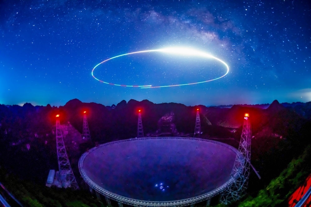 2022年7月24日拍攝的“中國(guó)天眼”夜景（維護(hù)保養(yǎng)期間拍攝，無(wú)人機(jī)光繪）。新華社記者 歐東衢 攝