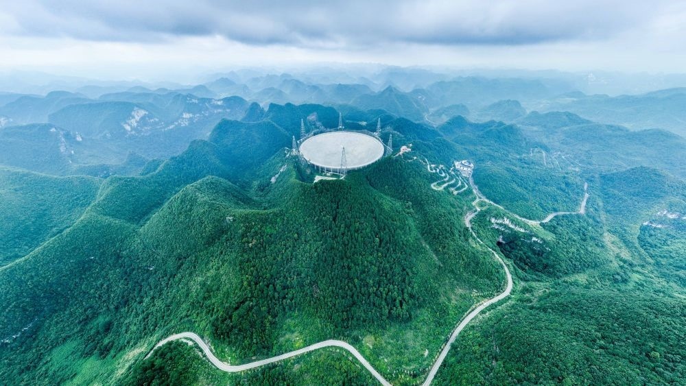 7月26日拍攝的“中國(guó)天眼”全景（維護(hù)保養(yǎng)期間拍攝）。新華社記者 歐東衢 攝