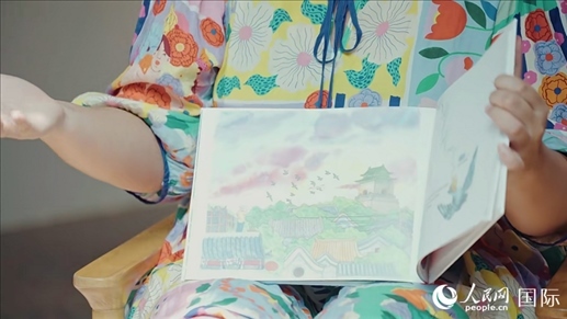 柳芭向人民網(wǎng)記者展示自己的作品。人民網(wǎng) 張若涵攝