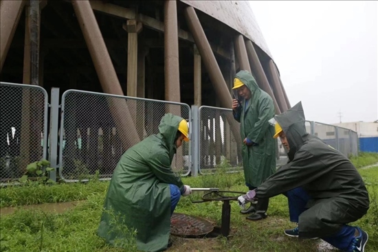 華能北京熱電廠員工操作排水閥降低水塔水位。 受訪者供圖