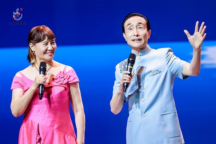 小品表演藝術(shù)家鞏漢林、金珠在演出現(xiàn)場。主辦方供圖
