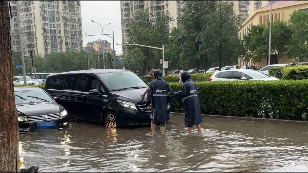 中國太保產(chǎn)險北京分公司及時處理被淹車輛。受訪者供圖