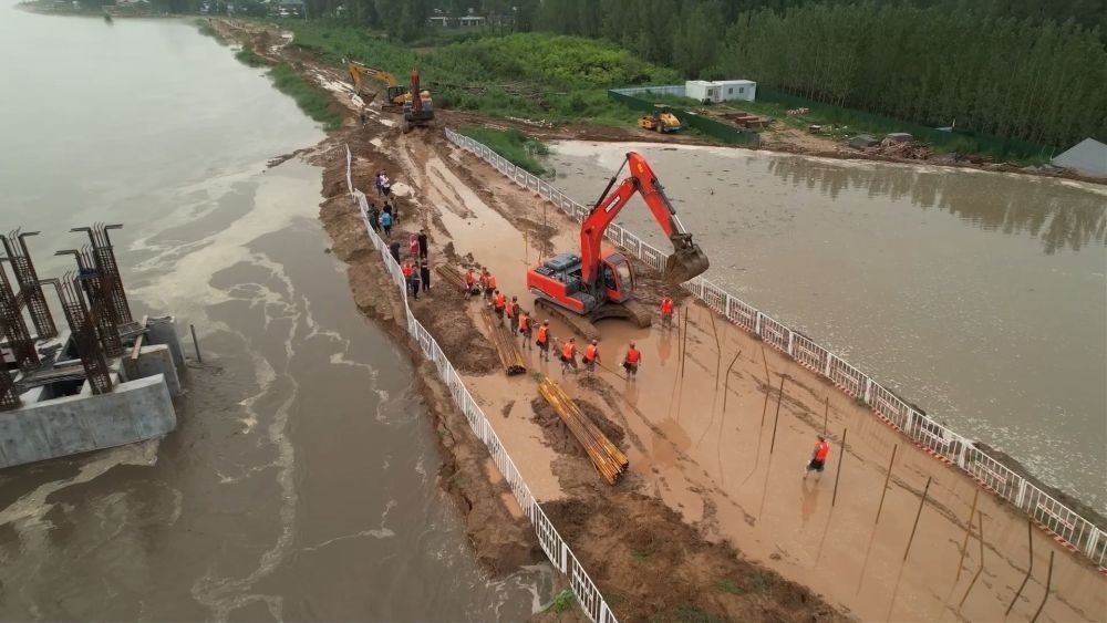 中部戰(zhàn)區(qū)陸軍第82集團軍“鐵軍旅”官兵在河北省高碑店市白溝河任務區(qū)加固岸堤（8月2日攝）。新華社發(fā)（鄧青華 攝）