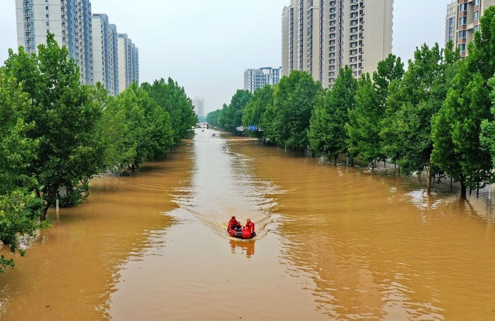 救援人員在河北省涿州市市區(qū)乘坐沖鋒舟前去轉移受災群眾（8月2日攝，無人機照片）。新華社記者 牟宇 攝