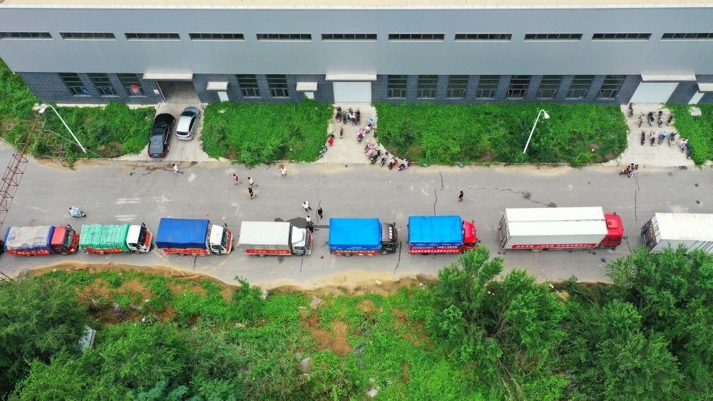 在河北省涿州市鋼研物資儲備點外，運送物資的車輛排起長隊（8月5日攝，無人機照片）。新華社記者 牟宇 攝