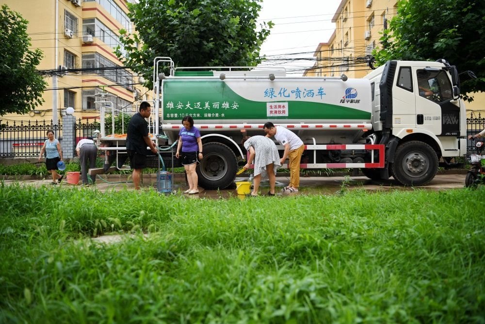 河北省涿州市新星小區(qū)居民從供水車里接水（8月4日攝）。新華社記者 牟宇 攝