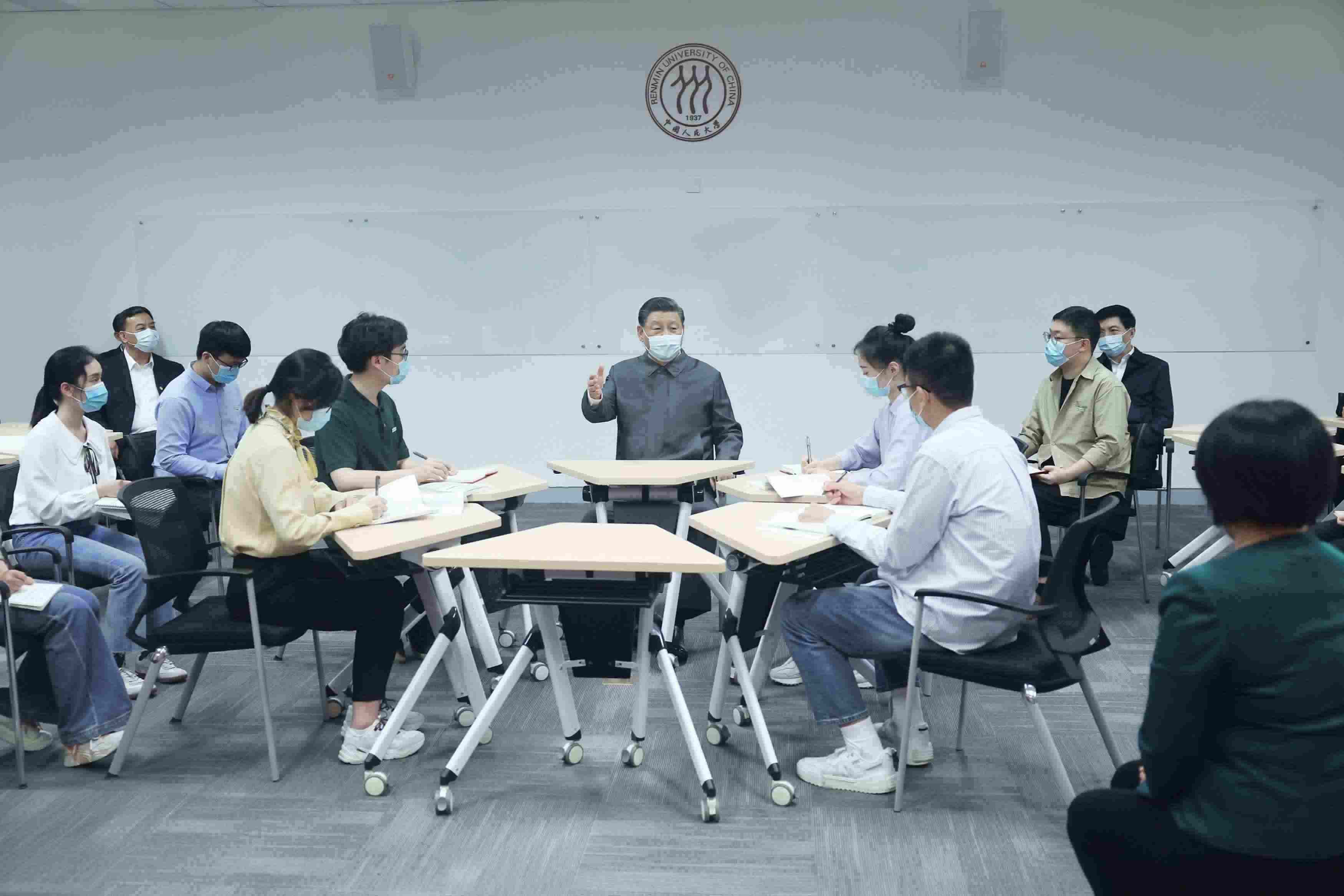 2022年4月25日，習(xí)近平總書記來(lái)到中國(guó)人民大學(xué)考察調(diào)研。這是總書記在立德樓觀摩思政課智慧教室現(xiàn)場(chǎng)教學(xué)并參與討論。