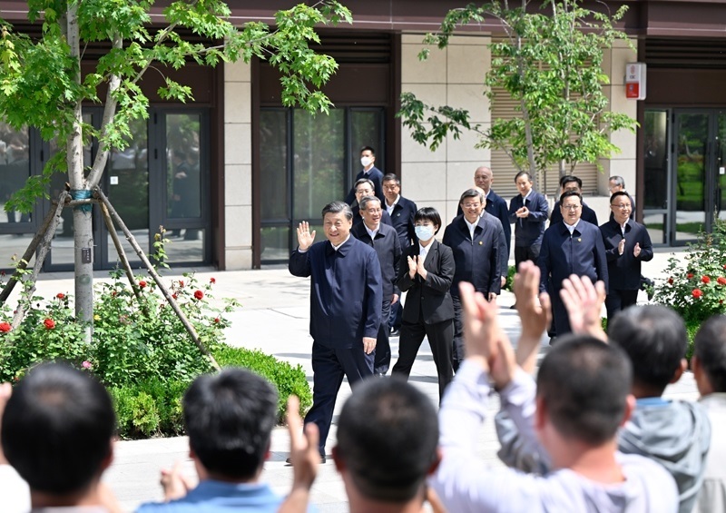 2023年5月10日，習(xí)近平在河北省雄安新區(qū)容東片區(qū)南文營(yíng)社區(qū)考察。