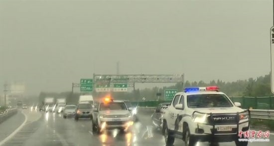 8月2日，京港澳高速，高速交警涿州大隊(duì)警車帶道引導(dǎo)救援物資車隊(duì)進(jìn)入涿州災(zāi)區(qū)。