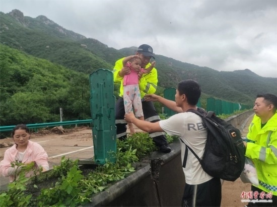 7月31日，張涿高速，高速交警涿鹿大隊(duì)民警救助洪水被困群眾。