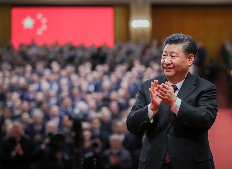 2018年12月18日，慶祝改革開放40周年大會(huì)在北京人民大會(huì)堂隆重舉行。這是習(xí)近平鼓掌向受表彰人員表示祝賀。