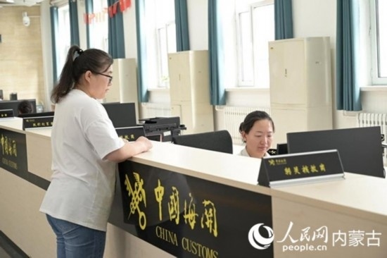 代理報(bào)關(guān)企業(yè)正在滿洲里車站海關(guān)綜合服務(wù)大廳辦理業(yè)務(wù)。人民網(wǎng) 寇雅楠攝