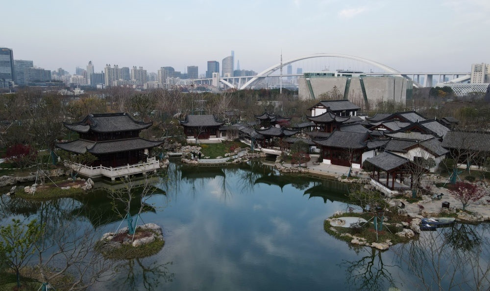 俯瞰位于浦東新區(qū)的上海世博文化公園“申園”中式園林（2021年12月20日攝，無人機照片）。新華社記者 方喆 攝