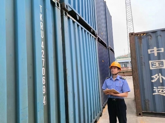 鐵路貨運(yùn)員在檢查集裝箱箱體情況、記錄箱號(hào)。中國鐵路廣州局集團(tuán)有限公司供圖