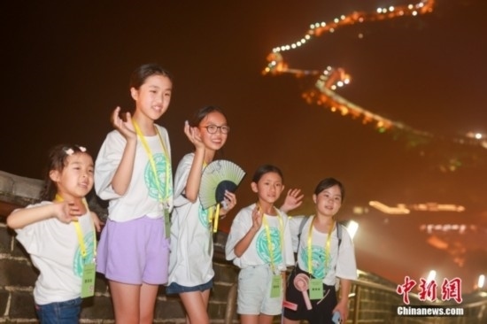 8月9日晚，2023海外華裔青少年夏季研學(xué)營(yíng)的學(xué)員們夜游八達(dá)嶺長(zhǎng)城。圖為學(xué)員們?cè)陂L(zhǎng)城上拍照。<a target='_blank' href='/'><p align=