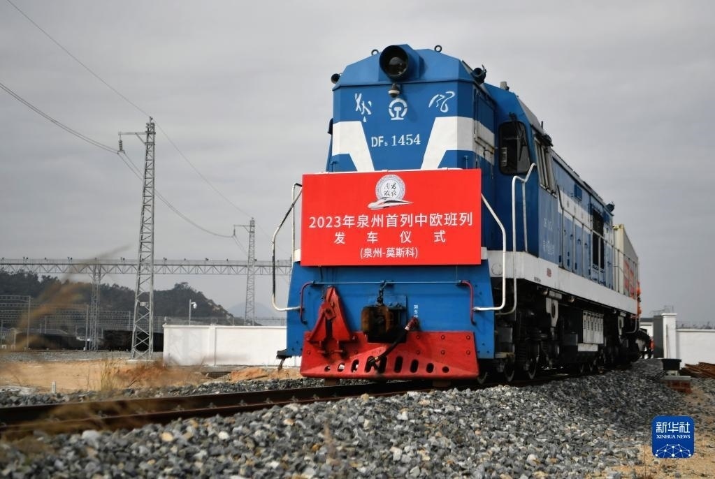 2月3日，中歐班列駛出興泉鐵路黃塘站。當(dāng)日，滿載著55個(gè)集裝箱的中歐班列，從位于福建泉州惠安縣的興泉鐵路黃塘站駛出。這是泉州今年開出的首趟中歐班列，也是興泉鐵路開通后的首趟泉州中歐班列。據(jù)了解，此次班列裝載產(chǎn)品主要來自泉州進(jìn)出口企業(yè)，貨重601.4噸，貨值約262.5萬美元。新華社記者 魏培全 攝