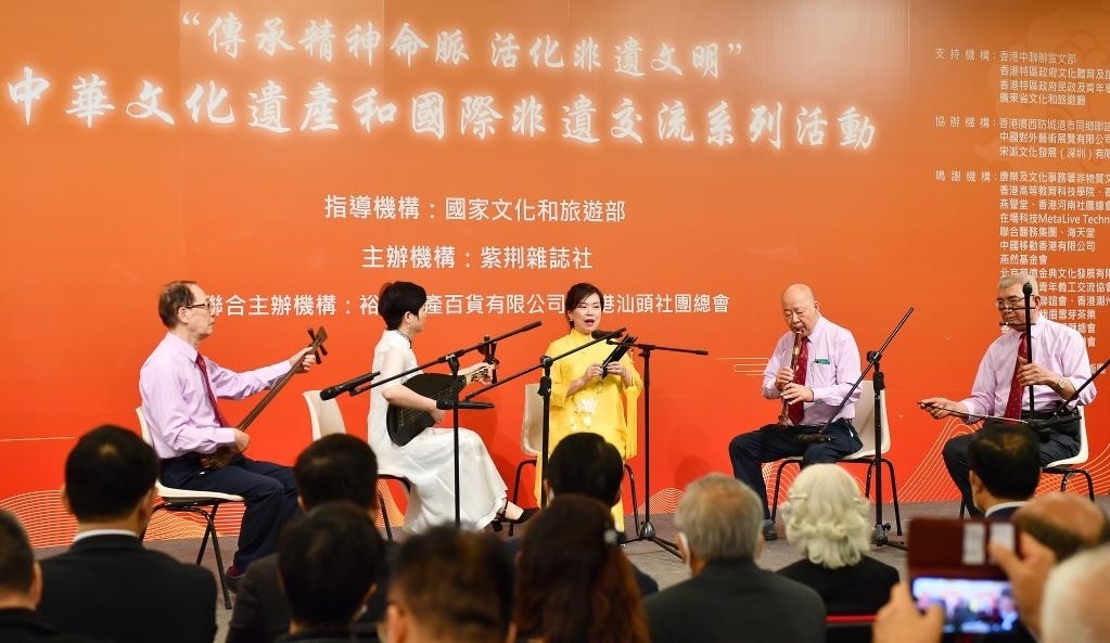2022年11月23日，演員在“傳承精神命脈 活化非遺文明”中華文化遺產(chǎn)和國際非遺交流系列活動(dòng)開幕式上表演非遺項(xiàng)目南音《滿空飛》。新華社記者 陳鐸 攝
