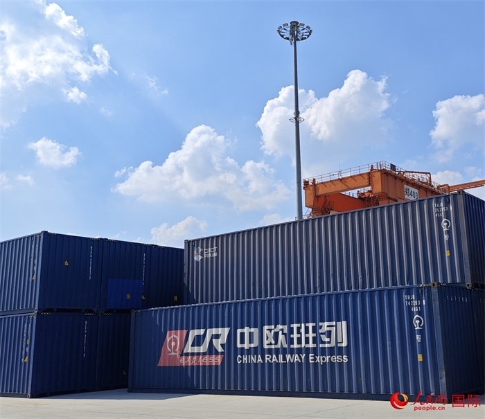 8月3日，中歐班列（中豫號(hào)）集裝箱在鄭州車站海關(guān)等候查驗(yàn)。人民網(wǎng) 崔譯戈攝
