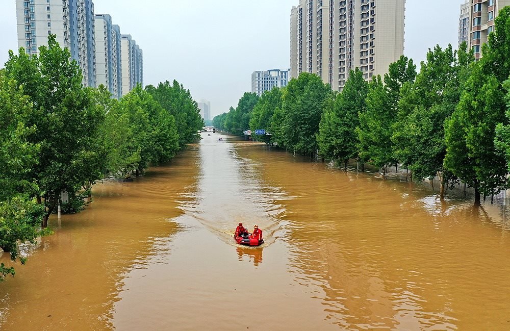 2023年8月2日，救援人員在河北省涿州市市區(qū)乘坐沖鋒舟前去轉(zhuǎn)移受災(zāi)群眾。