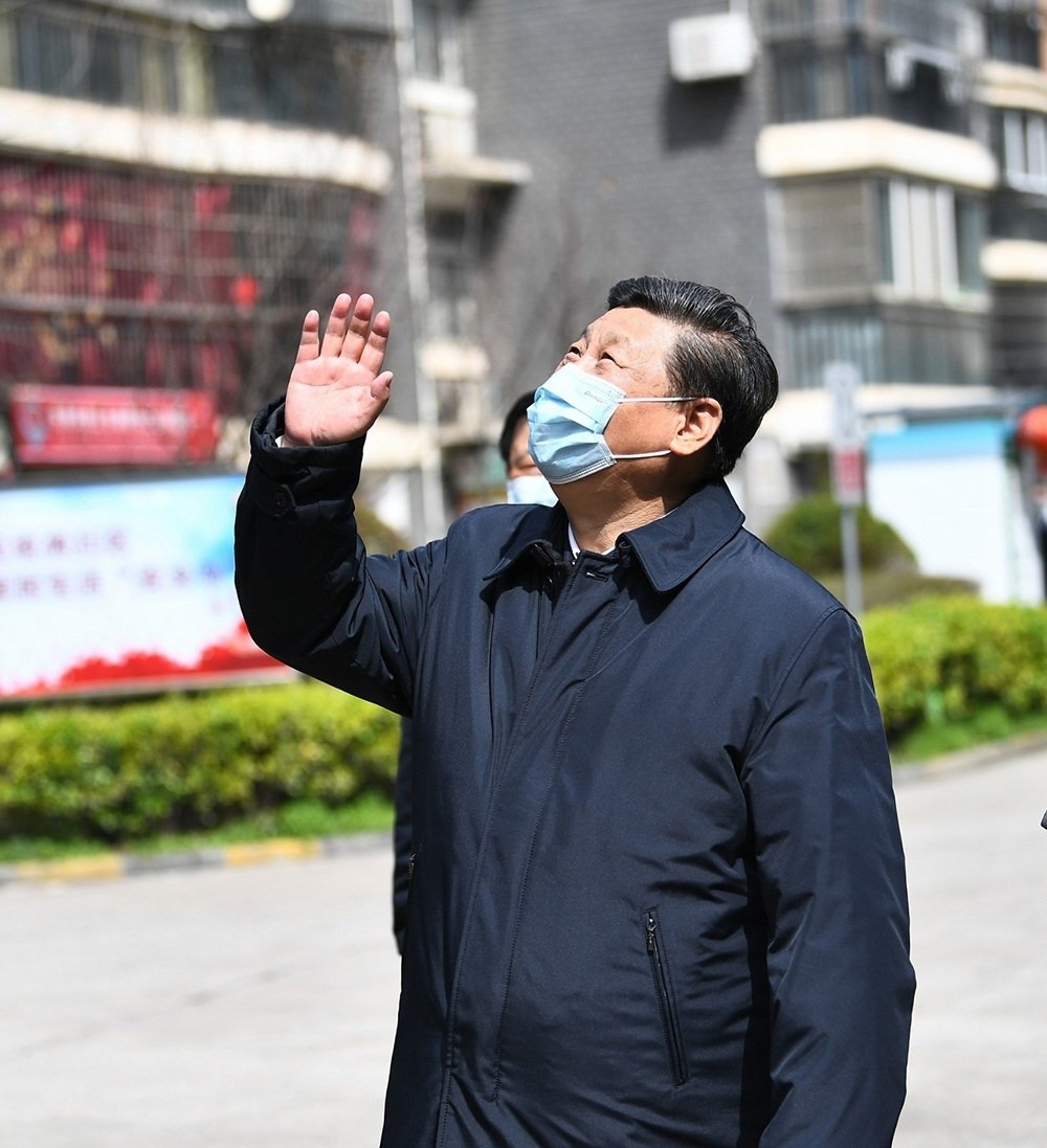 2020年3月10日，習(xí)近平總書(shū)記在湖北省武漢市東湖新城社區(qū)考察時(shí)，向在家隔離居住的居民揮手致意、表示慰問(wèn)。