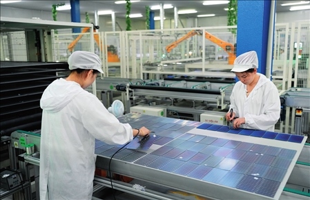 在浙江省臺州市黃巖區(qū)省級專精特新“小巨人”企業(yè)浙江公元新能源科技股份有限公司，工作人員生產(chǎn)太陽能電池組（2023年8月9日攝）。翁忻旸攝/本刊