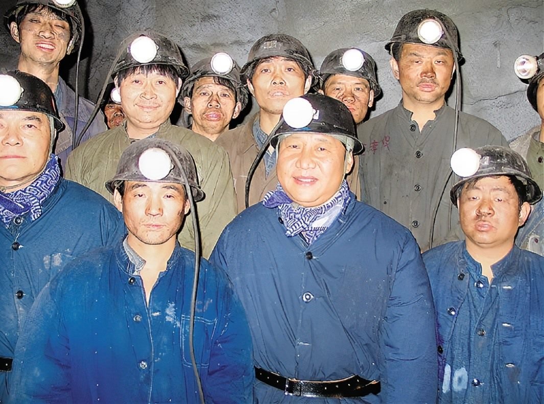 2005年1月26日，習(xí)近平在浙江省湖州市長(zhǎng)興縣長(zhǎng)廣煤礦井下慰問(wèn)煤礦工人。