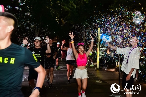 運(yùn)動(dòng)愛好者參加上海外灘楓徑NIKE熒光跑。圖片由BFC外灘金融中心提供