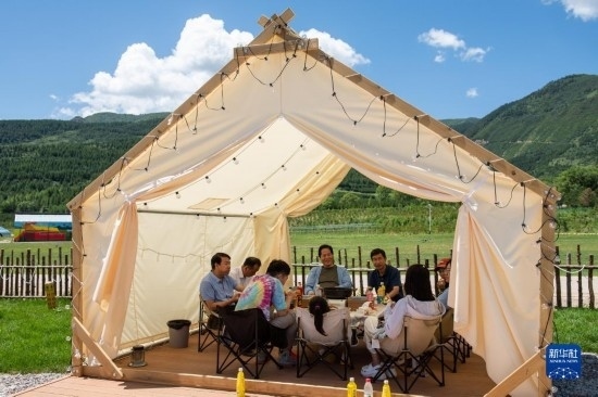 8月12日，游客在寧夏固原市涇源縣大灣鄉(xiāng)楊嶺村品嘗當?shù)孛朗?。新華社記者 李旭倫 攝