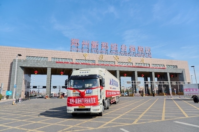2023年2月20日，鄭州—莫斯科TIR運(yùn)輸首發(fā)車輛駛出鄭州新鄭綜合保稅區(qū)。新鄭海關(guān)供圖