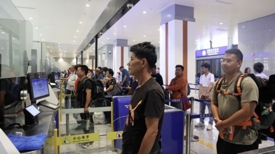6月13日，乘坐中老鐵路國際旅客列車的旅客在磨憨邊檢大廳排隊候檢。李揚 攝