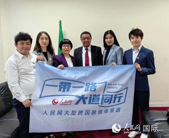 穆拉圖·特肖梅與人民網(wǎng)記者合影。