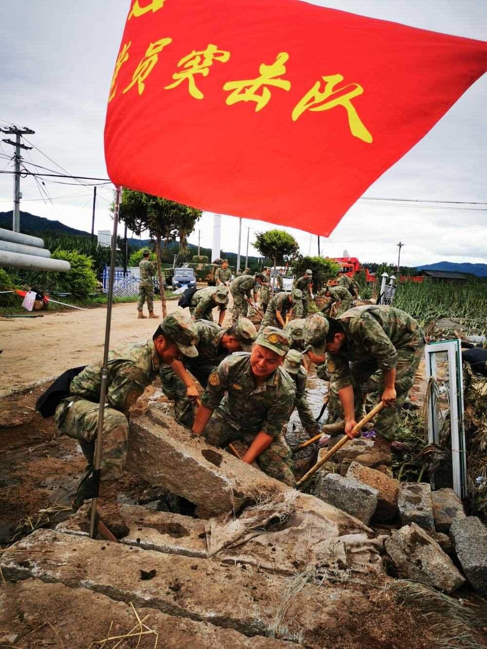 8月7日，陸軍第78集團(tuán)軍某旅組織黨員突擊隊(duì)在吉林舒蘭市七里鄉(xiāng)清理路障。新華社發(fā)（劉洋 攝）